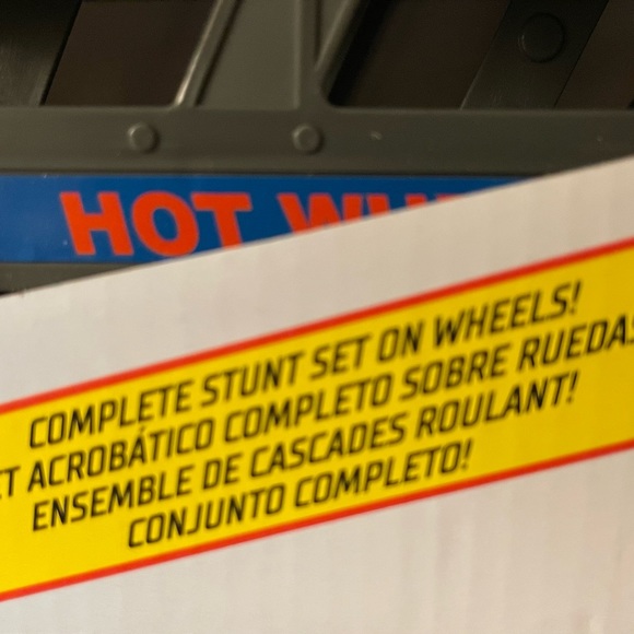 Hot Wheels Transporter Complete Stunt Set On Wheels. NWT - Picture 7 of 7